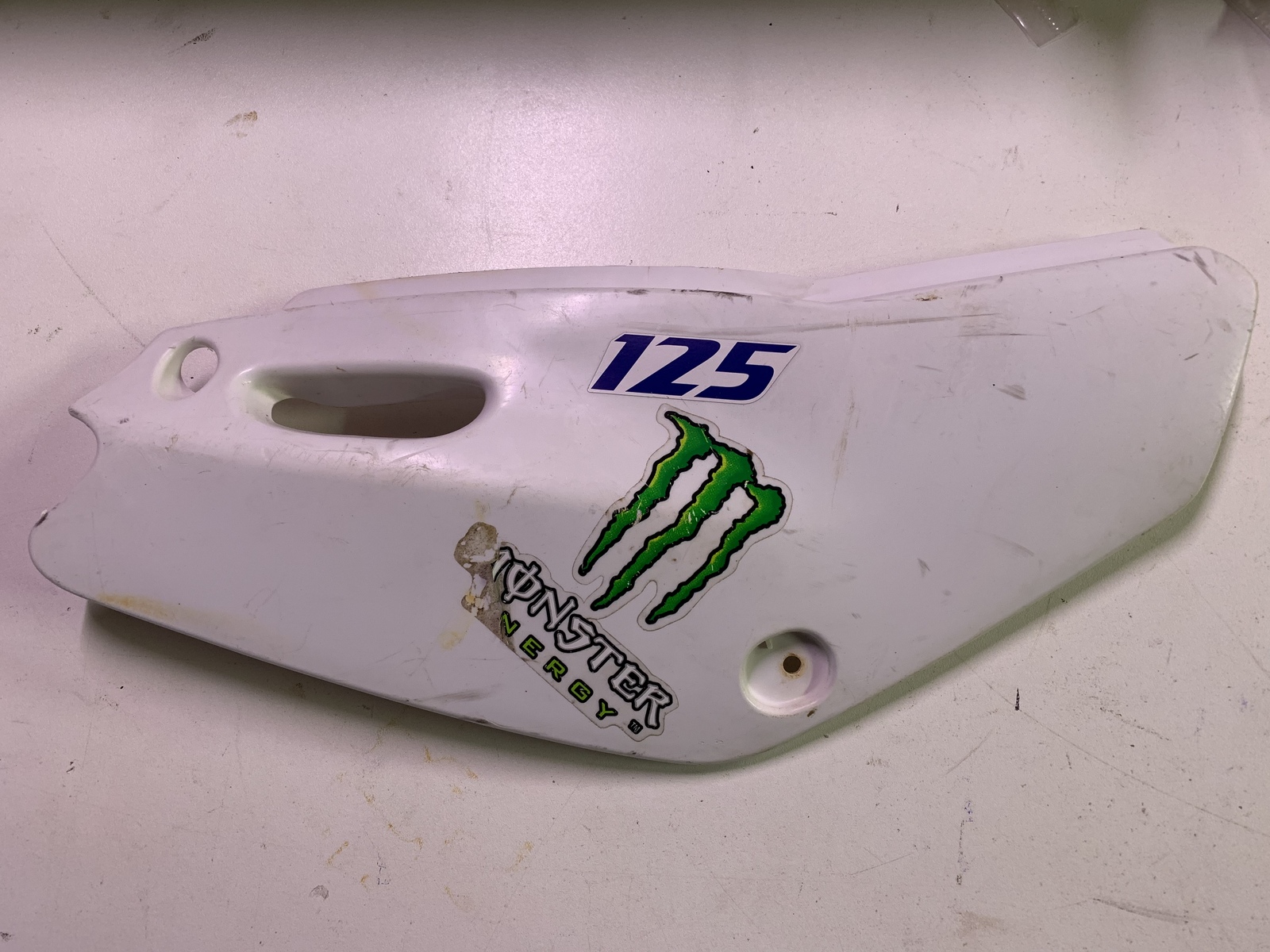 YAMAHA TTR 125 RIGHT SIDE WHITE PLASTIC NUMBER PLATE 2000 2007