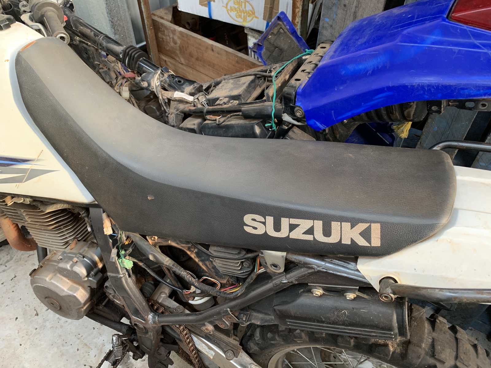 WRECKING SUZUKI DR 650 2010 THIS LISTING IS FOR THE USED SEAT