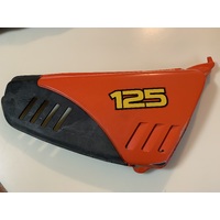 SUZUKI DF 125 ORANGE RIGHT HAND SIDE PLASTIC SIDE COVER 