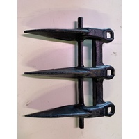 TRIPLE PRONG CENTER GUARD WITH CROSSBAR FOR CASE IH, NH 86587787