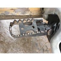 WRECKING SUZUKI DRZ 400 E THIS LISTING IS FOR THE RIGHT FOOT PEG RM 125 250