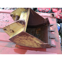 EXCAVATOR / BACK HOE / DIGGER  BUCKET WITH DIGGING TEETH 560 mm WIDE 