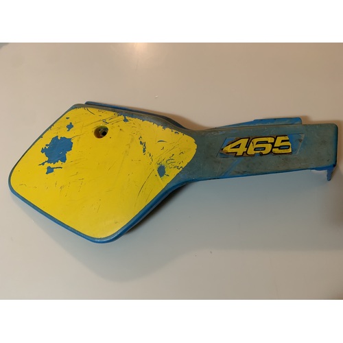 YAMAHA IT 465 RIGHT SIDE PLASTIC SIDE COVER NUMBER PLATE