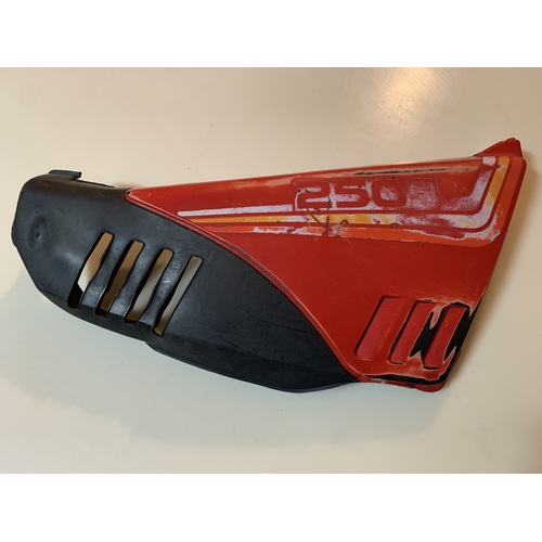 SUZUKI DR 250 S RED RIGHT HAND PLASTIC SIDE COVER 47111-38200