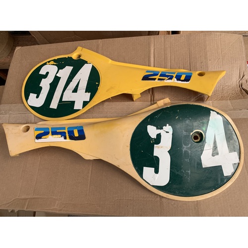 SUZUKI RM 125 250 465 500 PLASTIC SIDE COVERS NUMBER PLATE PAIR  47111 47211