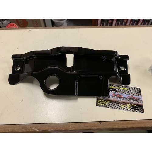 SUZUKI LTF LTA 400 EIGER SEAT CATCH / BATTERY CLAMP . PLATE NEW 