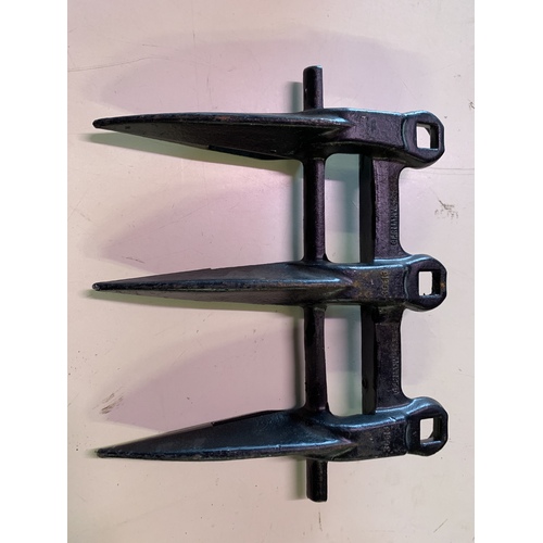 TRIPLE PRONG CENTER GUARD WITH CROSSBAR FOR CASE IH, NH 86587787