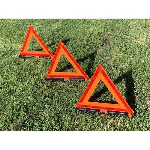 NARVA SAFTEY ROAD SIDE REFLECTIVE TRIANGLE 3 PEICE SET KIT IN STORAGE BOX 84200
