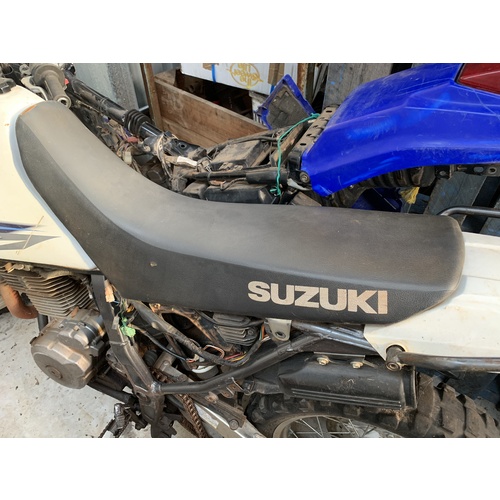 WRECKING  SUZUKI DR 650 2010  THIS LISTING IS FOR THE USED SEAT 