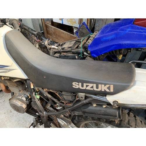WRECKING  SUZUKI DR 650 2010  THIS LISTING IS FOR THE USED SEAT 