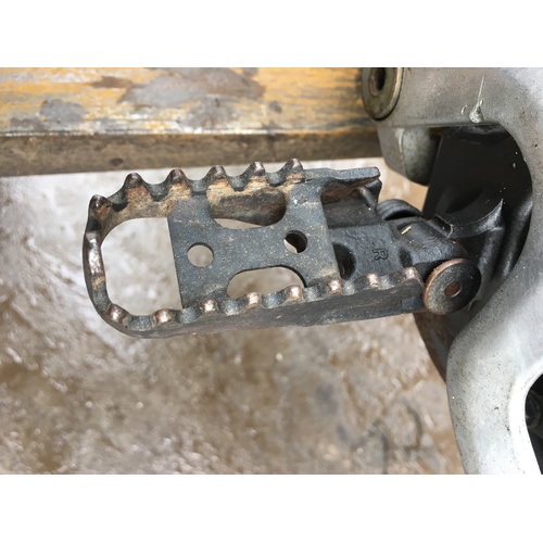WRECKING SUZUKI DRZ 400 E THIS LISTING IS FOR THE RIGHT FOOT PEG RM 125 250