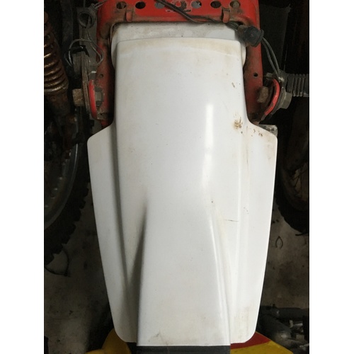WRECKING YAMAHA DT 175  THIS LISTING IS FOR THE USED WHITE REAR MUD GUARD
