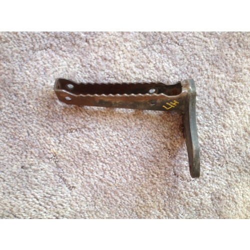 YAMAHA BANSHEE WRECKING   YFZ 350  LEFT HAND STOCK FOOT PEG  STEEL
