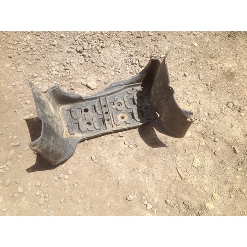 YAMAHA GRIZZLY YFM 660 WRECKING   LEFT HAND FOOT WELL STEP