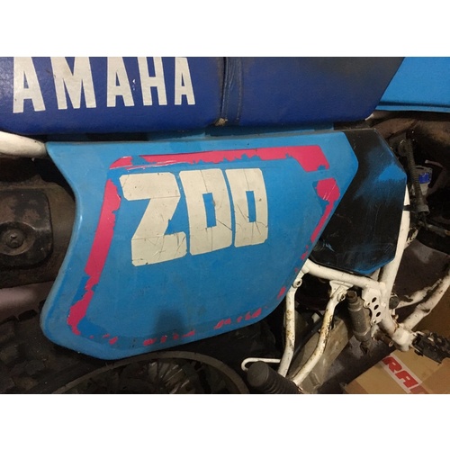 YAMAHA DT 200 RIGHT HAND SIDE NUMBER PLATE  LIGHT BLUE COVER